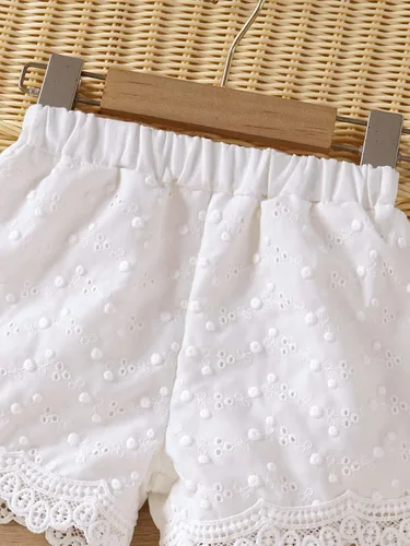 Vista 3 de WDIRARA Pantalones cortos bohemios bordados con ojales y cintura elástica y ribete festoneado para niña pequeña