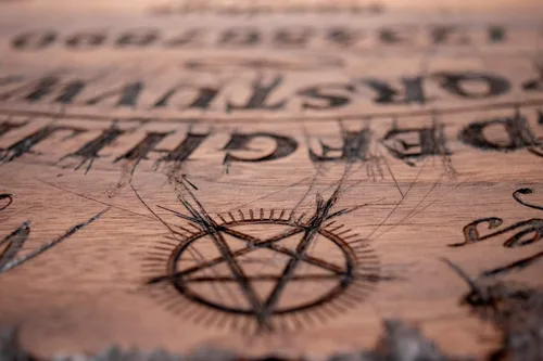 Vista 4 de Tablero Ouija en madera de nogal - Edición limitada quemada a mano!! - 16 x 11 pulgadas. 3/8 de grosor personalizable