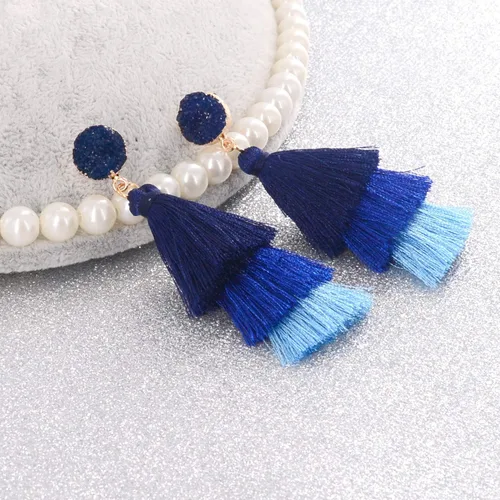 Vista 3 de Aretes colgantes bohemios con borlas en capas, aretes acrílicos de pétalos de rosa, aretes de disfraz festivo, regalo para mujeres y niñas, Día