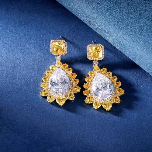 Vista 3 de Aretes colgantes brillantes de oro de 18 quilates, aretes colgantes de cristal en forma de lágrima para bodas, regalo ideal para la novia y ella