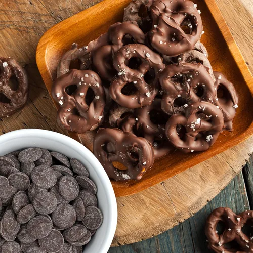 Vista 5 de Obleas de chocolate negro para derretir, bolsa a granel de 2 libras, chocolate, discos de caramelo de chocolate derretido para hornear, sumergir