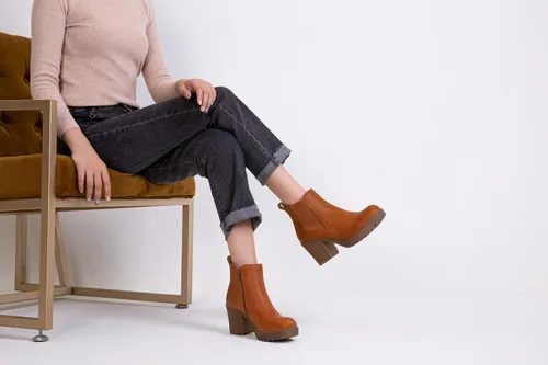 Vista 2 de Vepose Botines de moda para mujer, tacón bajo grueso, plataforma Chelsea para mujer