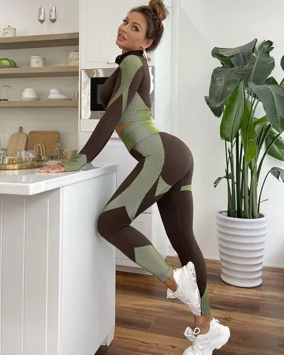 Vista 4 de Conjunto deportivo de 3 piezas para mujer, sin costuras, de manga corta, brasier deportivo, cintura alta, pantalones cortos de yoga, verde - 01