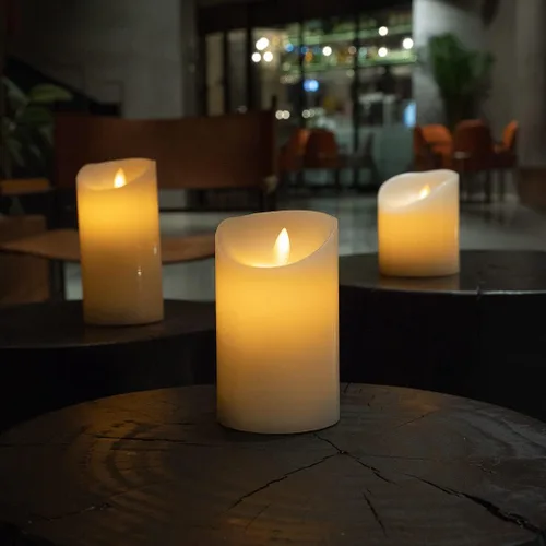 Vista 3 de Restaurantware - Velas de pilar sin llama de 3 x 5 pulgadas, 10 velas LED programables - Llama bailarina, para bodas y fiestas, velas blancas