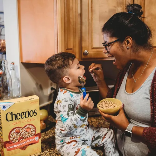 Vista 5 de Cheerios Cereal de desayuno sin gluten de avena integral, bolsa de 2.2 onzas (paquete de 5)