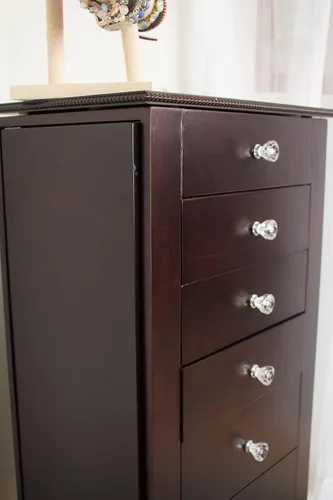 Vista 8 de Hives and Honey Crystal Jewelry Armoire Moderno organizador de almacenamiento de café expreso con cajones divididos y ganchos para collares, diseño