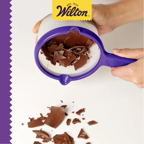 Vista 6 de Wilton Candy Melts Olla para Derretir, Perfecta para Fresas y Cakepops, Capacidad de 2.5 Tazas, el Empaque Puede Variar