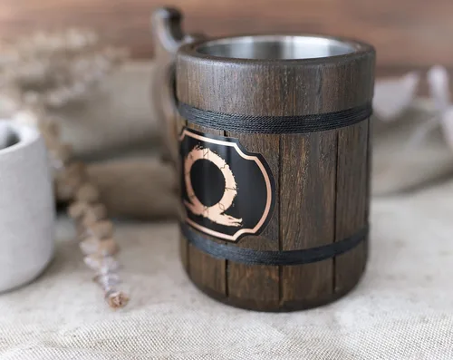 Vista 3 de Taza GOW. Taza de madera para cerveza Stein.Tankard. Regalos para jugadores