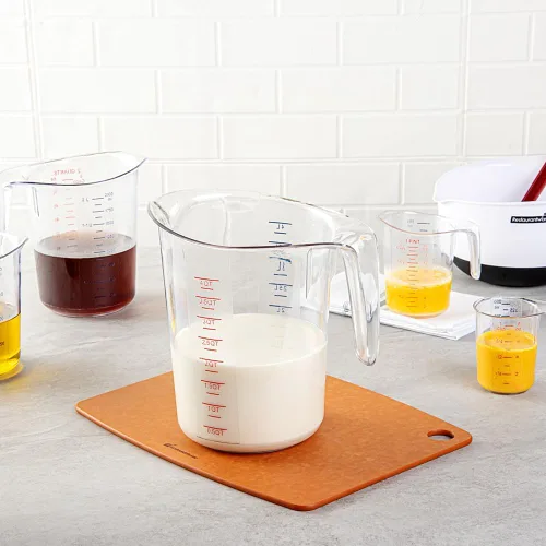 Vista 4 de Restaurantware-Chef 101 - Tarro medidor de 4 cuartos de galón, 1 vaso de medición duradero, unidades métricas e imperiales, boquilla en forma de V