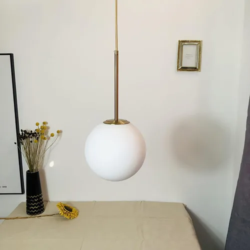 Vista 4 de Mini lámpara colgante de globo de vidrio blanco leche, acabado de latón dorado con cable dorado, E26 de 5.9 pulgadas, bola de vidrio de granja
