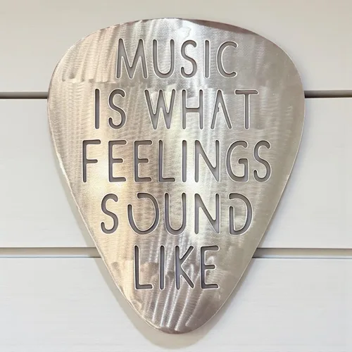 Vista 5 de Top Brass Arte de pared jumbo de metal con púa de guitarra de 16 pulgadas, cita "Music Is What Feelings Sound Like", decoración de pared de acero