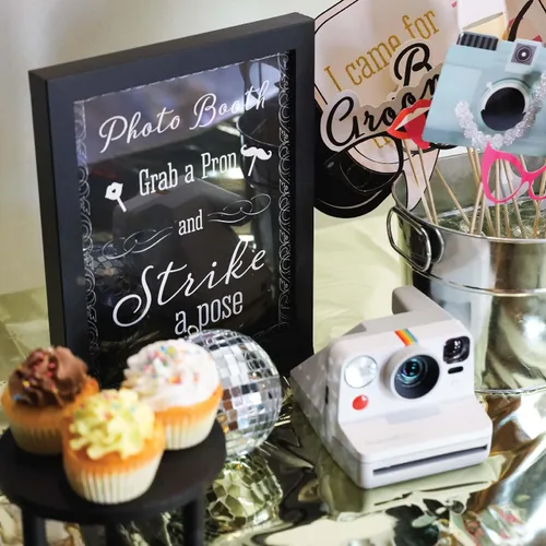 Vista 8 de Utilería para sesiones de foto en bodas con letrero "Strike a Pose", 31 piezas estampadas con palos de madera.