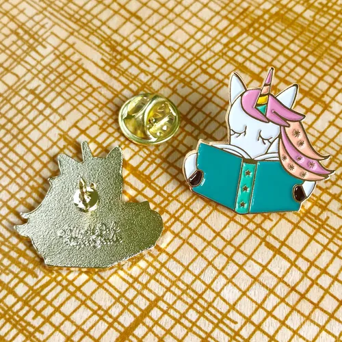 Vista 4 de Book Lover Flair - Juego de 3 pines esmaltados para regalo, lindos pines de solapa de animales de lectura, perezosos, unicornio y nutria, regalo