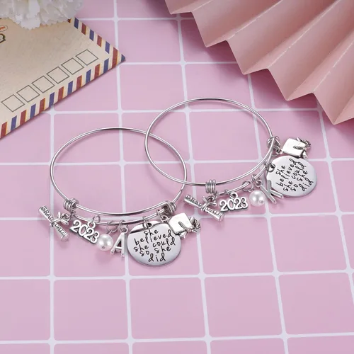 Vista 4 de Ukodnus Regalo de graduación de clase 2023, pulsera de graduación para adultos mayores 2023, regalos de graduación inspiradores para ella, 26