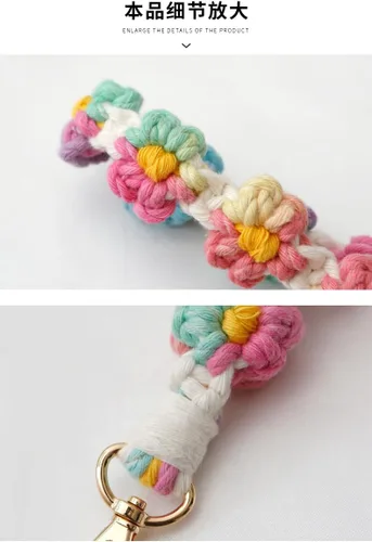Vista 4 de Llavero de macramé bohemio hecho a mano con tejido de margarita