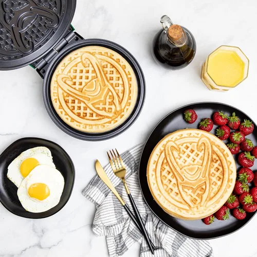 Vista 7 de Uncanny Brands Marvel Loki Waffle Maker - Casco de Loki en tus gofres - Plancha para gofres