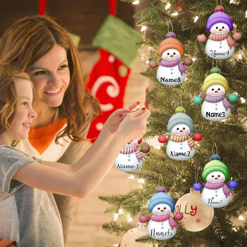 Vista 5 de Adornos de Navidad personalizados con nombres, muñeco de nieve, 8 piezas, adorno familiar personalizado, decoración colgante de madera para árbol