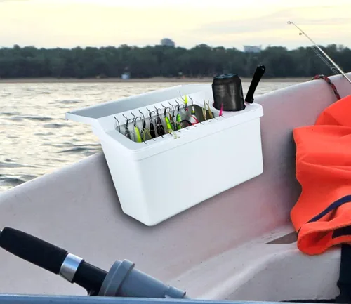 Vista 5 de Pactrade Marine Contenedor de almacenamiento blanco para kayak, con 22 cebos de pesca y señuelos, ranuras para aparejos montados en Gunwale, mesa