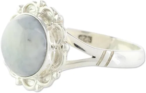 Vista 2 de NOVICA Anillo artesanal de flor de jade hecho a mano en guatemala, lila, plata de ley 925, piedra única, cóctel floral 'Lilac Dahlia
