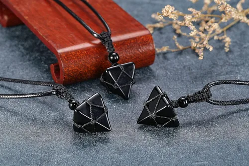 Vista 4 de Jovivi Collar de cristal curativo, collar con colgante de piedra preciosa de obsidiana negra natural, piedra preciosa, cuerda ajustable, joyería