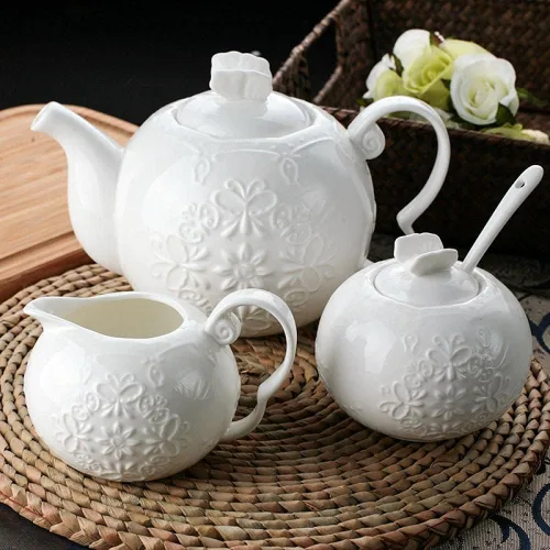Vista 4 de Sizikato Tetera de porcelana blanca con tapa, cafetera de 30 onzas, flor y mariposa en relieve