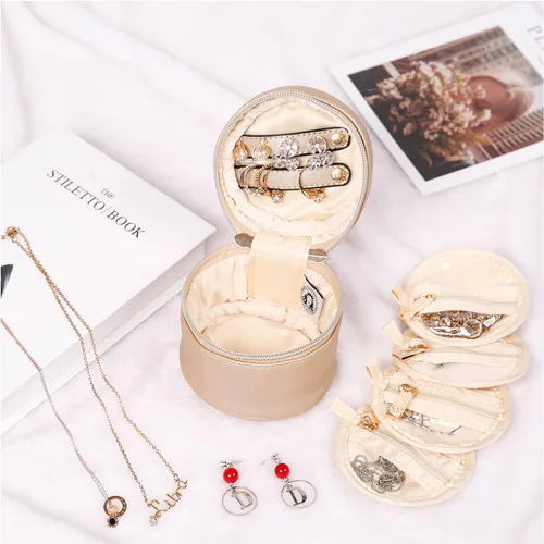 Vista 6 de Angelina's Palace Organizador redondo de joyas, bolsa de viaje, regalos de dama de honor, caja de cuero vegano para collar, aretes, pulsera, anillo