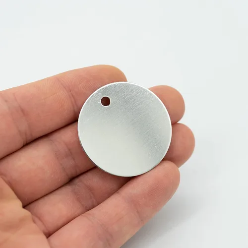Vista 4 de Etiquetas redondas de aluminio en blanco para estampar espacios en blanco para grabar, paquete de 25 (plata)