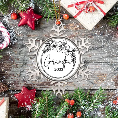 Vista 6 de Adorno colgante de Navidad promocionado para abuelo, adornos de Navidad de copo de nieve de metal, decoración de árbol a hogar para la primera