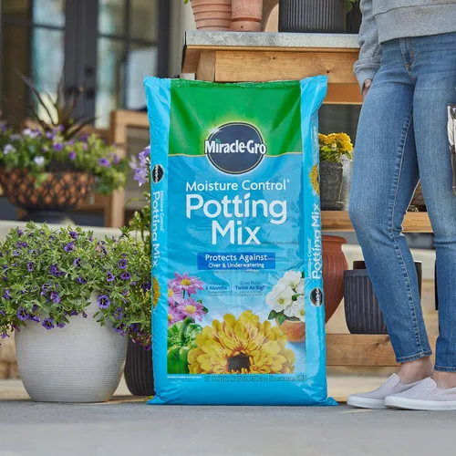 Vista 3 de Miracle-Gro - Mezcla para macetas con control de humedad, 50 cuartos de galón (paleta de 39 bolsas) Suelo vegetal para plantas en contenedores