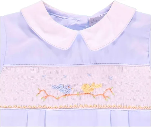 Vista 2 de Carriage Boutique Mameluco clásico fruncido a mano para bebés - Blue Birds on Tree
