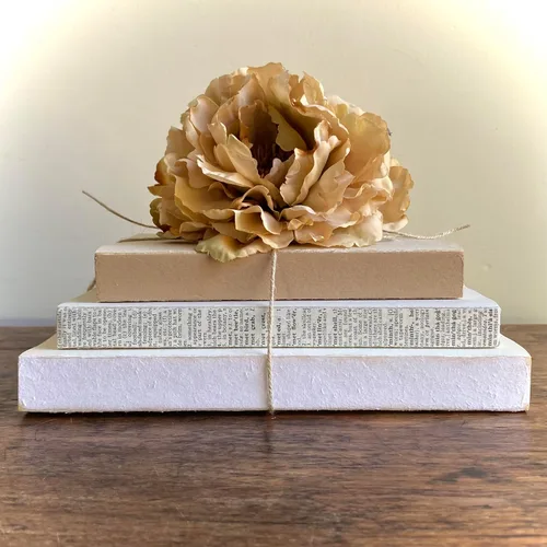 Vista 2 de Libros de granja decorados beige y blanco, decoración rústica de libros, pila de libros, decoración de estantes, decoración de mantel, decoración