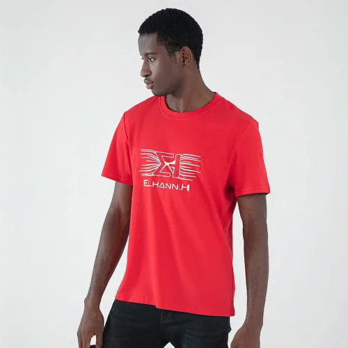 Vista 2 de Una camiseta que muestra el espíritu Elhann-H para un aspecto masculino elegante