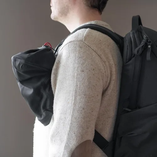 Vista 7 de Peak Design Funda de lluvia Shell para cámara, pequeña, cubierta de lluvia resistente a la intemperie para cámara DSLR, tela de neopreno elástica