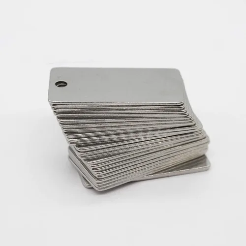 Vista 4 de StayMax Paquete de 50 etiquetas rectangulares de acero inoxidable con grabado en blanco con un agujero