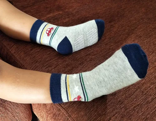 Vista 6 de RATIVE Calcetines antideslizantes con empuñaduras para bebés y niños pequeños