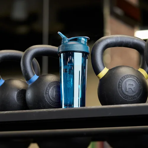 Vista 7 de BlenderBottle - Botella agitadora Pro Series perfecta para batidos de proteínas y preentrenamiento, 24 onzas, color azul océano