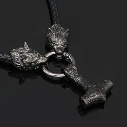 Vista 2 de WYPAN Collar de martillo de Thor vikingo nórdico con nudo celta de Odin Mjolnir Vintage Amuleto pagano colgante hombres de acero inoxidable trenzado