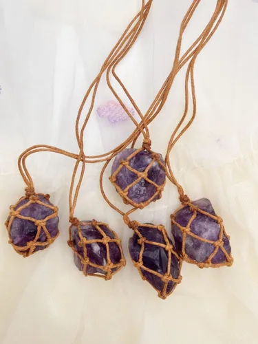 Vista 3 de AITELEI Collar con colgante de cristal de amatista natural crudo para curación de chakras de Reiki, piedra de tratamiento con cuerda tejida a mano
