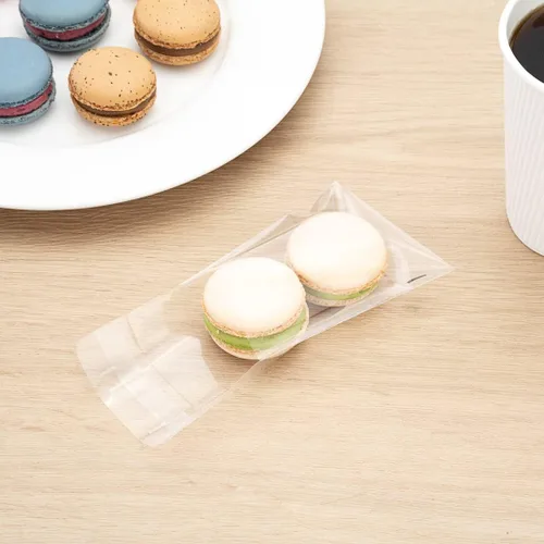 Vista 3 de Restaurantware -Bolsas de golosinas de 4 x 3 pulgadas, 100 bolsas para galletas para microondas - Diseño de labios y cinta, resistente al calor