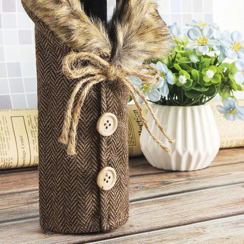 Vista 7 de Tanlee 4 fundas de suéter de Navidad a cuadros para botellas de vino con cuello de piel sintética y diseño de capa de botón para decoraciones