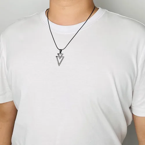 Vista 3 de MOO&LEE Collar con colgante geométrico para hombre, collar triangular de acero inoxidable con cadena de serpiente de 22 pulgadas