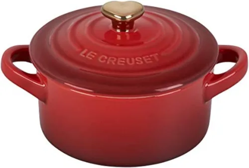 Vista 3 de Le Creuset Gres Mini redondo Cocotte, 8oz., Cerise con perilla de corazón dorado