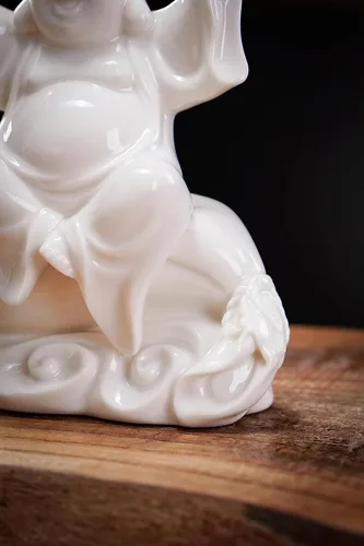 Vista 3 de QINLANG Pequeña estatua de Buda riendo blanca de cerámica para buena suerte, estatua de Buda feliz de la suerte sentado en bolsa de dinero