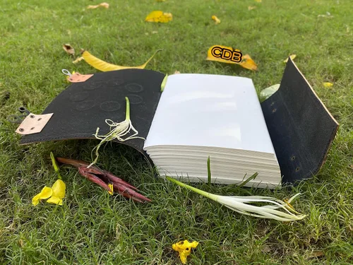 Vista 4 de Diario de cuero de 560 páginas, diario de cuero de siete chakras, cuaderno de cuero con piedras, diario de escritura hecho a mano, libro de sombras