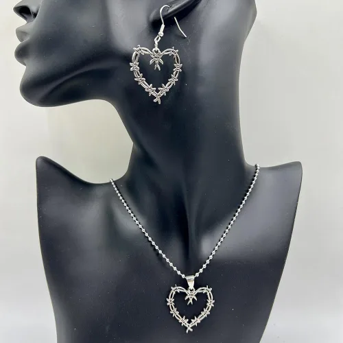 Vista 2 de Collar gótico de alambre de púas para mujer, collar de gargantilla de corazón de espina punk hip hop, collar de gargantilla de corazón de malla