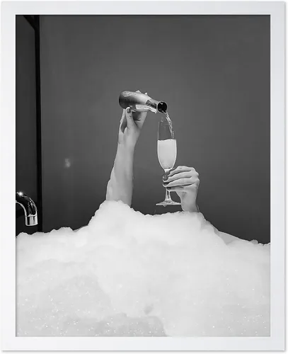 Vista 44 de Monem Art - Póster de mujer en la bañera, estampado de champán vertido, arte con alcohol, arte funky, arte en blanco y negro, arte fotográfico