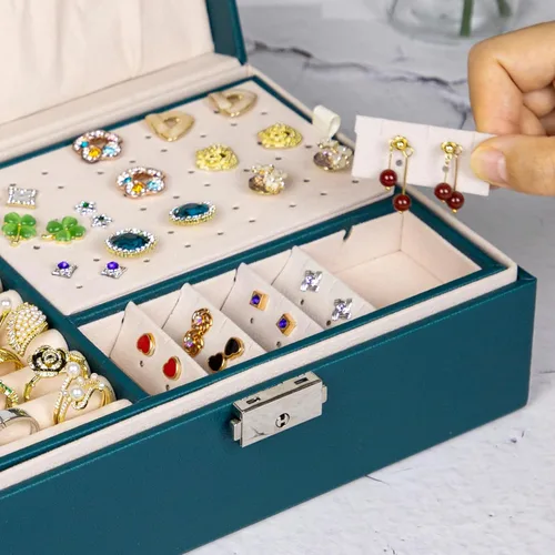 Vista 5 de SYCARON Joyero organizador para mujeres y niñas, estuche organizador de joyas de 2 capas, caja de almacenamiento de joyería de piel sintética