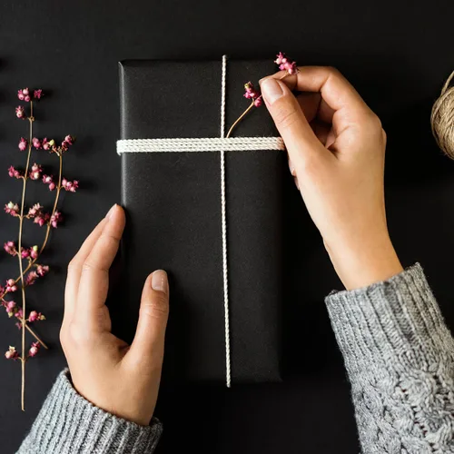 Vista 2 de Papel de seda negro para bolsas de regalo 80 hojas, papel de envolver de 14x20 pulgadas, relleno desmenuzado para manualidades y artesanías DIY