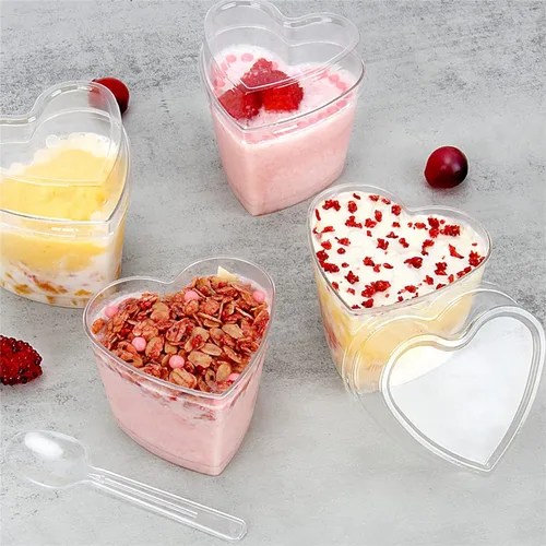 Vista 4 de 50 tazas de postre de plástico en forma de corazón con tapas y cucharas, tazas de parfait transparente de 5 onzas para el día de San Valentín