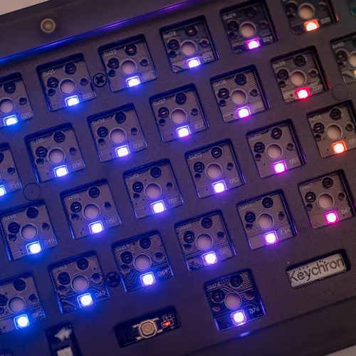Vista 7 de Keychron V2 - Teclado mecánico personalizado con cable, versión barebone, diseño del 65% QMKVIA, macro programable con soporte intercambiable
